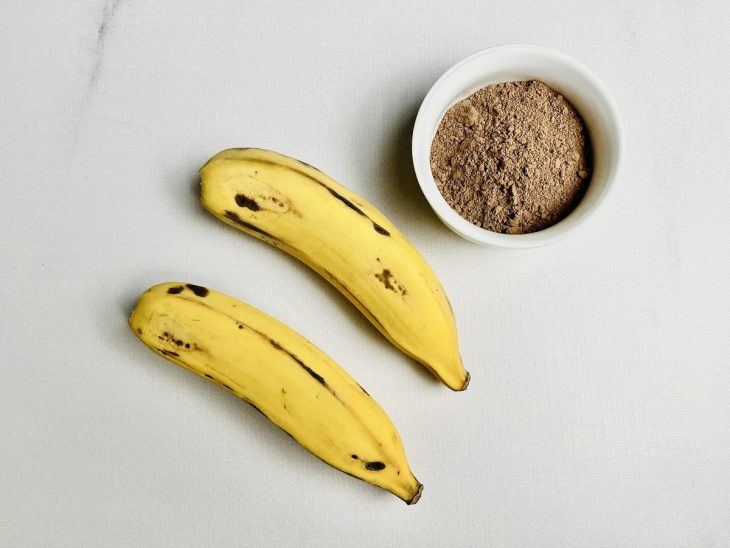 banana e cacau separados para preparo de doce.