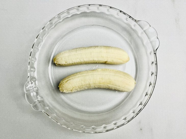 banana madura descascada.