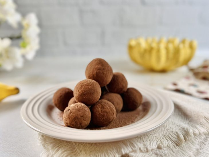 brigadeiro sem delite condensado com banana madura modelado e finalizado.