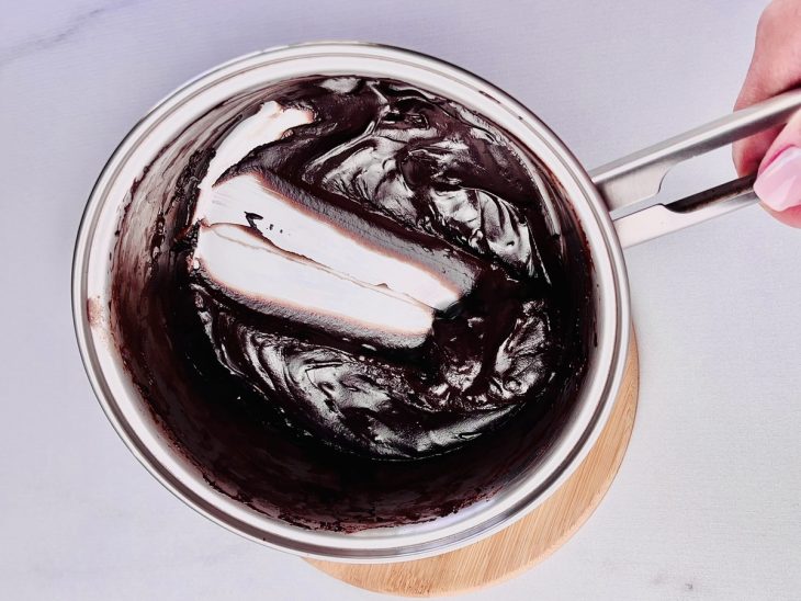 Brigadeiro engrossando na panela.
