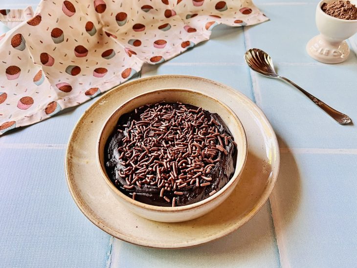 Brigadeiro pronto para consumo finalizado com granulados.