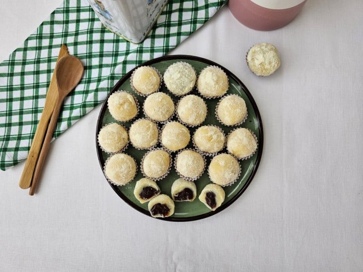 Um recipiente contendo vários brigadeiros trufados de leite Ninho.