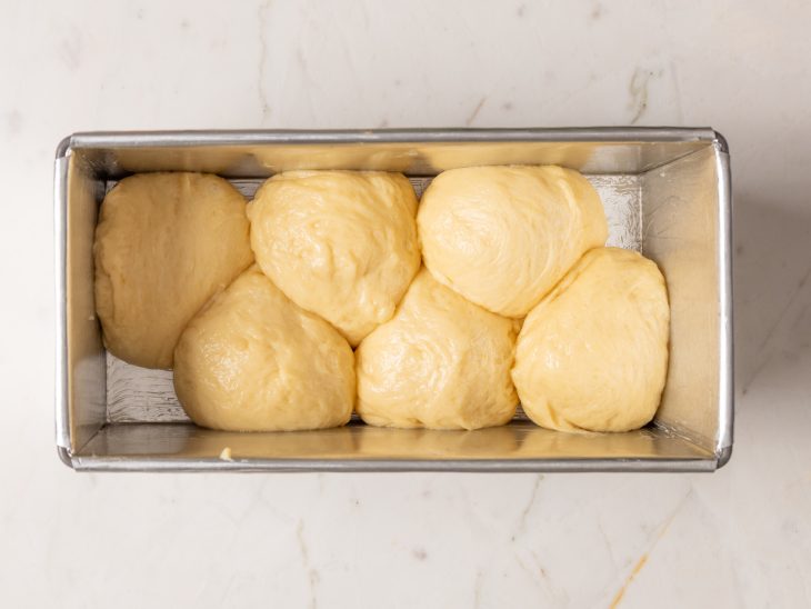 Uma assadeira com a massa crua de brioche.
