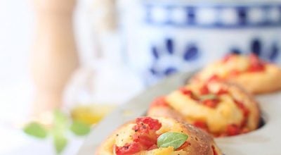 Brioche de azeite com tomate e manjericão