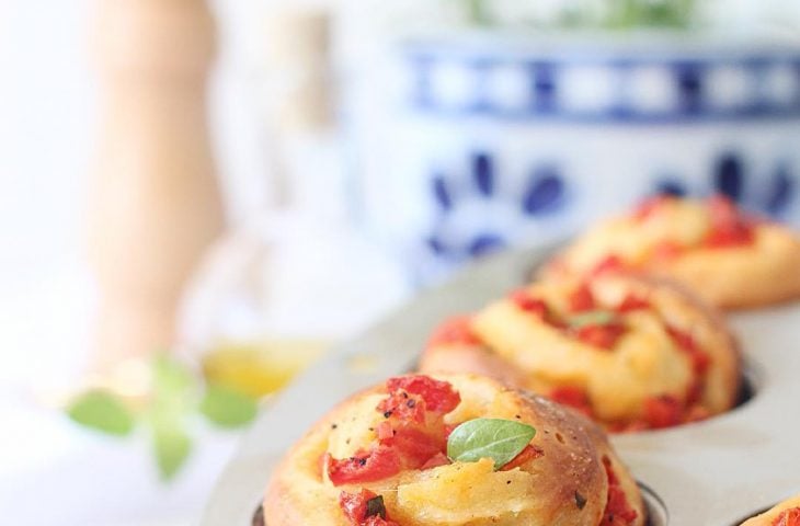 Brioche de azeite com tomate e manjericão