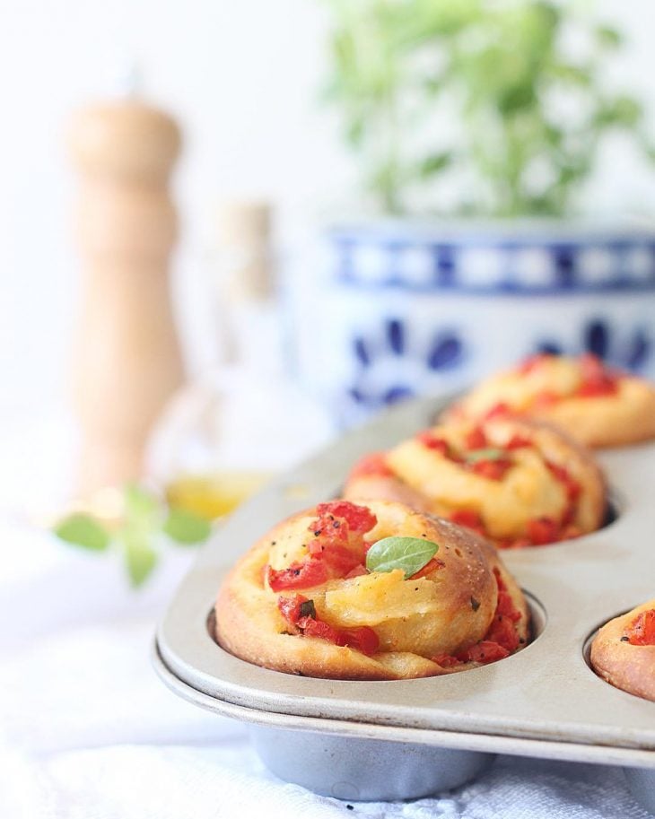 Brioche de azeite com tomate e manjericão