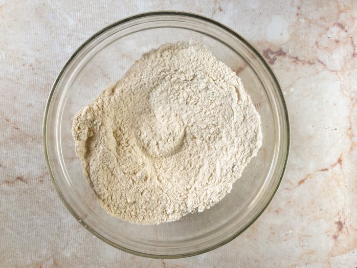 Ingredientes secos misturados numa tigela.