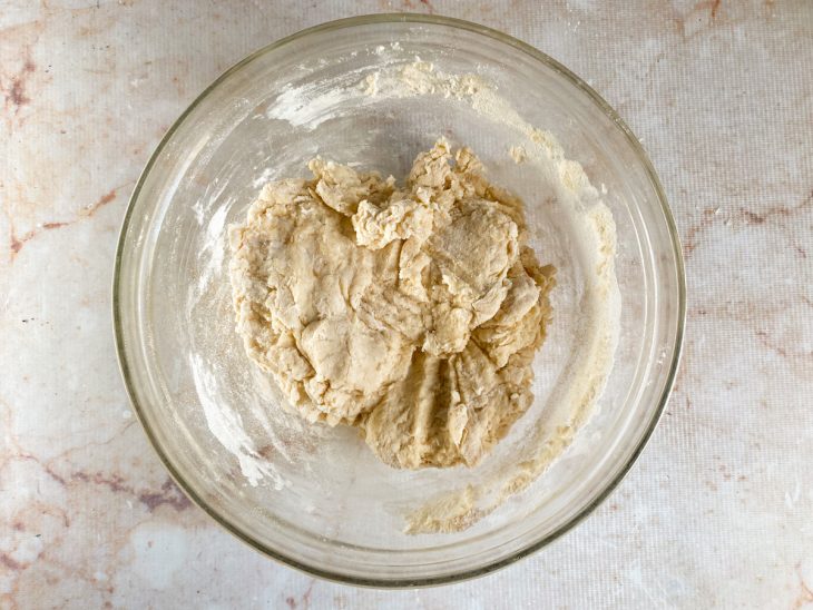 Mistura de leite com fermento e clara de ovo adicionada no recipiente com ingredientes secos.