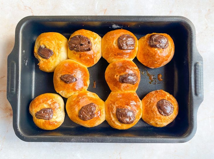 Brioches assados na assadeira.