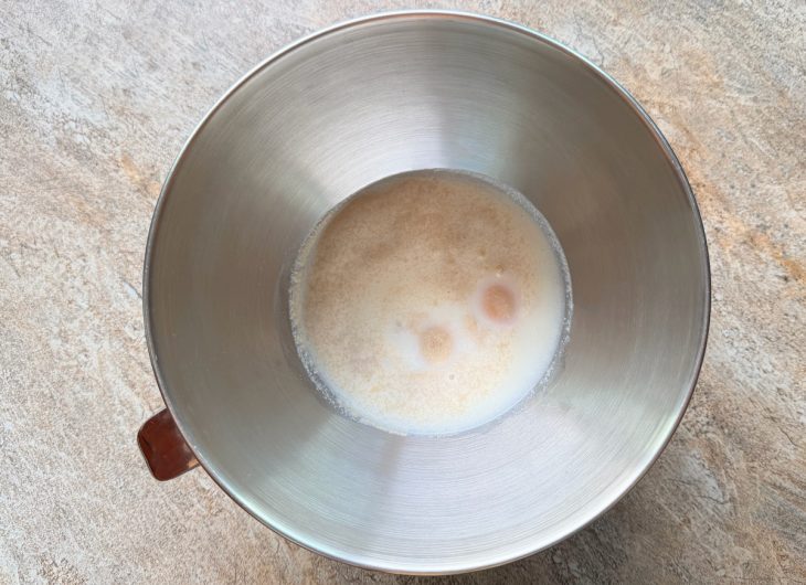 Mistura líquida com ovos, leite, fermento e açúcar.