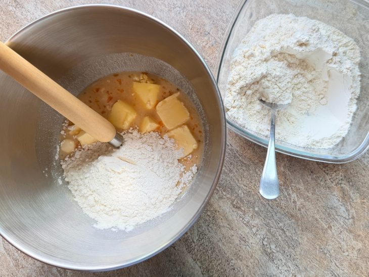 Farinha sendo incorporada à massa.