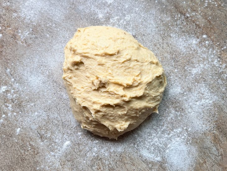 Massa sendo sovada na bancada enfarinhada.