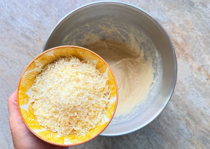 Queijo parmesão incorporado à massa.