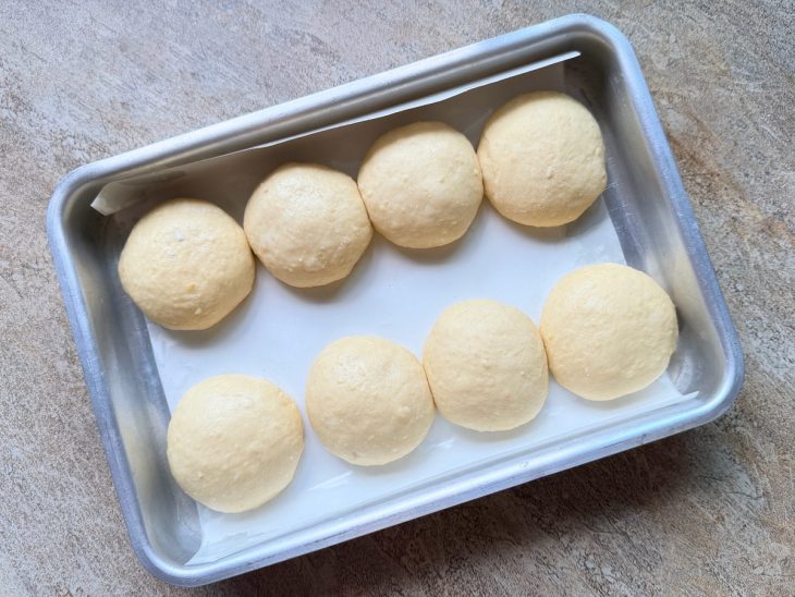 Massa modelada em bolinhas na forma.