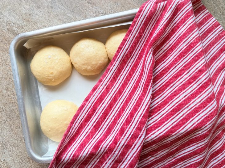 Brioches crescidos antes de ir ao forno.