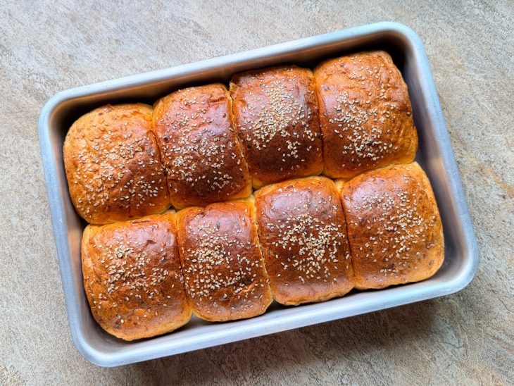 Brioches dourados saindo do forno.