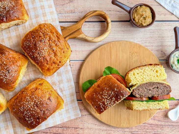 Brioche para hambúrguer servido e recheado.