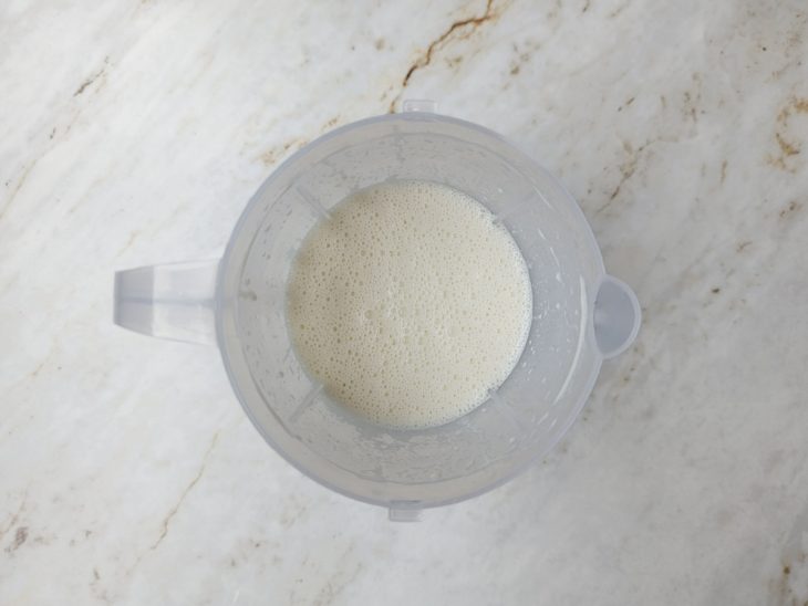 Ingredientes batidos no liquidificador.