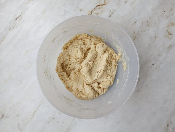 Mistura do liquidificador e farinha incorporados numa tigela.