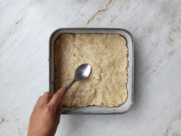 Massa espalhada na forma.