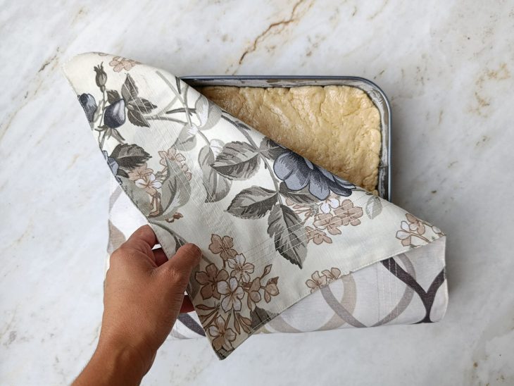 Forma coberta por um pano limpo.