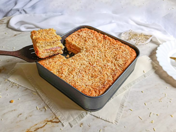 Fatia de brioche recheado sendo retirada da forma.