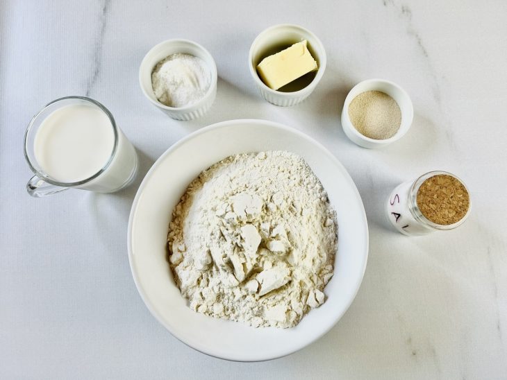 Ingredientes reunidos na bancada.