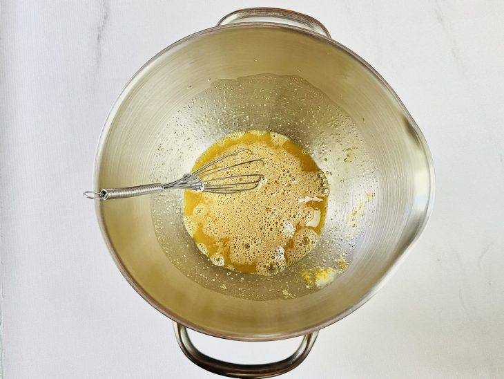 Em outra tigela, os ovos, o sal e o açúcar.