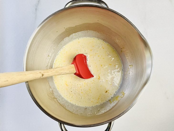 As duas misturas em uma tigela.