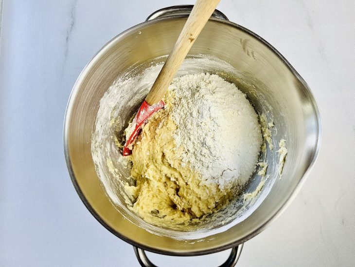 Farinha sendo adicionada na tigela.