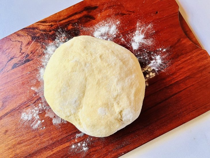 Na tábua, a massa sovada.