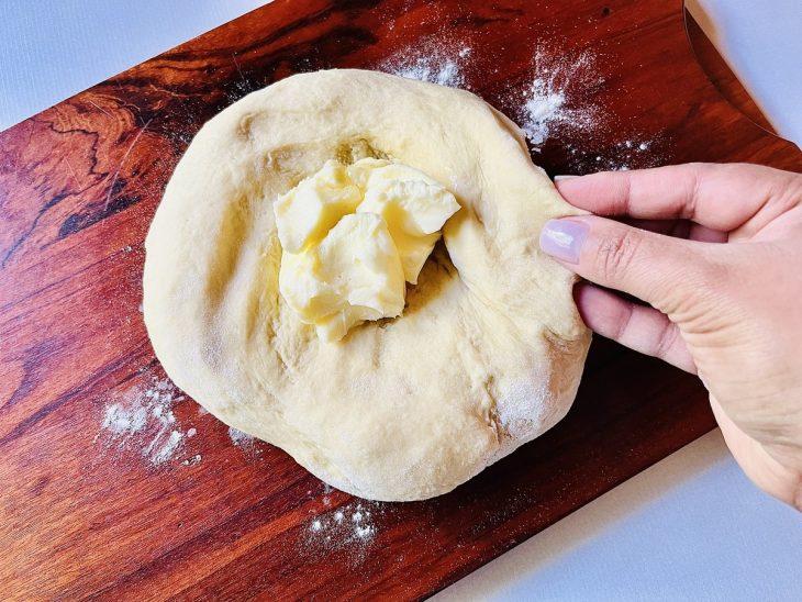 Manteiga sendo adicionada na massa.