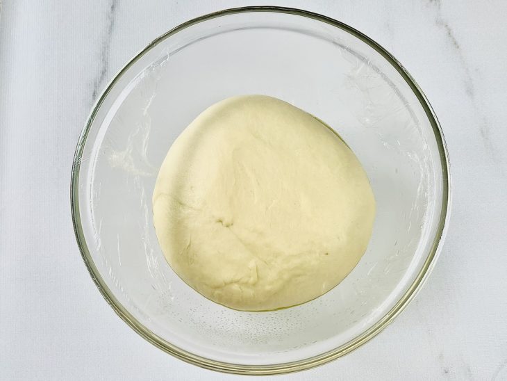 Massa descansando em tigela.