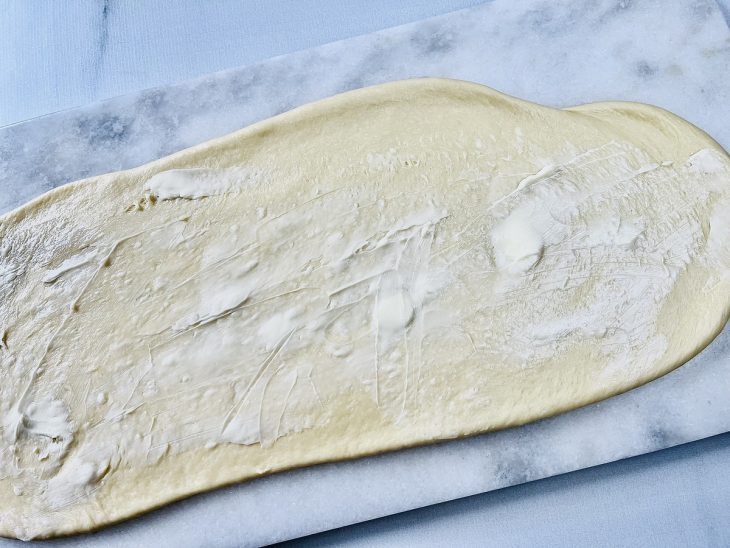 Massa aberta na bancada.