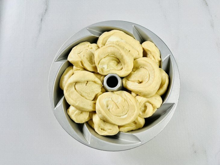 Pedaços de massa sobrepostos na forma.