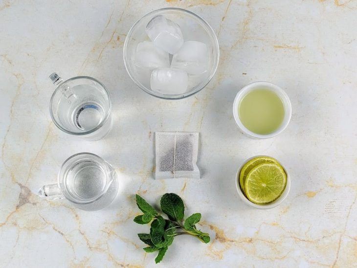 Ingredientes reunidos em uma bancada.