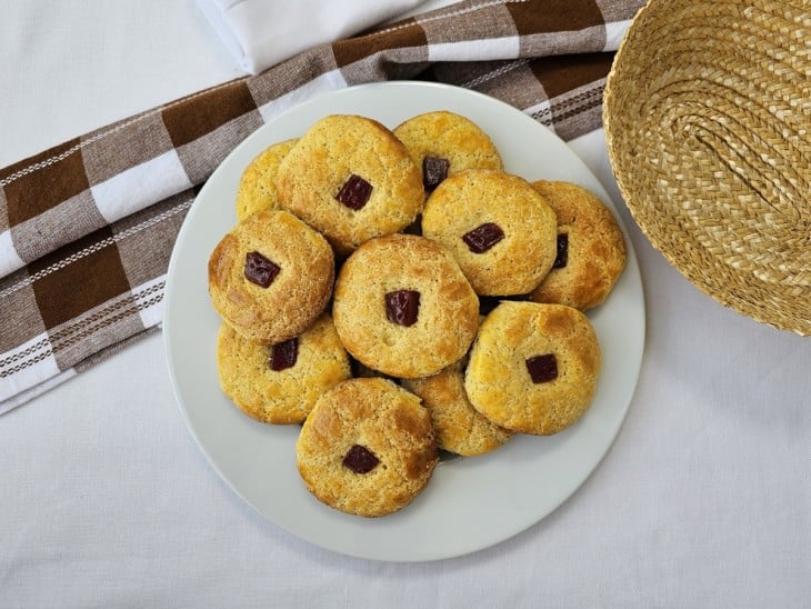 Broa de fubá com goiabada finalizada.