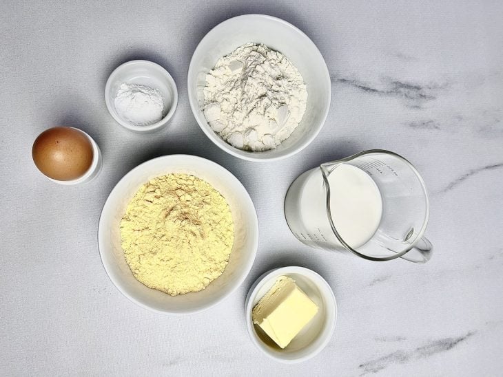 Ingredientes reunidos em uma bancada.