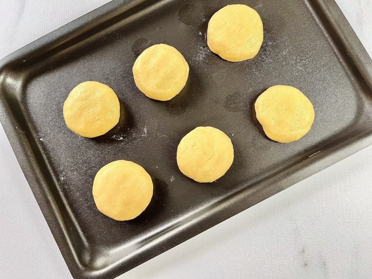 Broas modeladas em uma forma untada.
