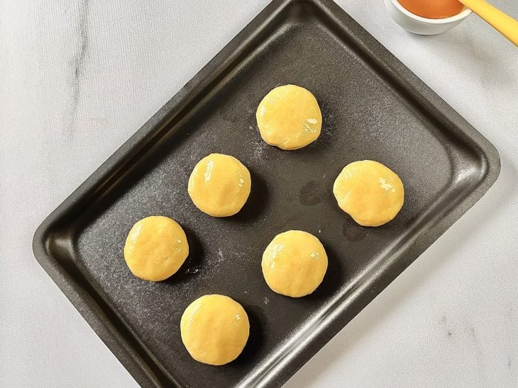 Broas modeladas e pinceladas com ovo em sua superfície.
