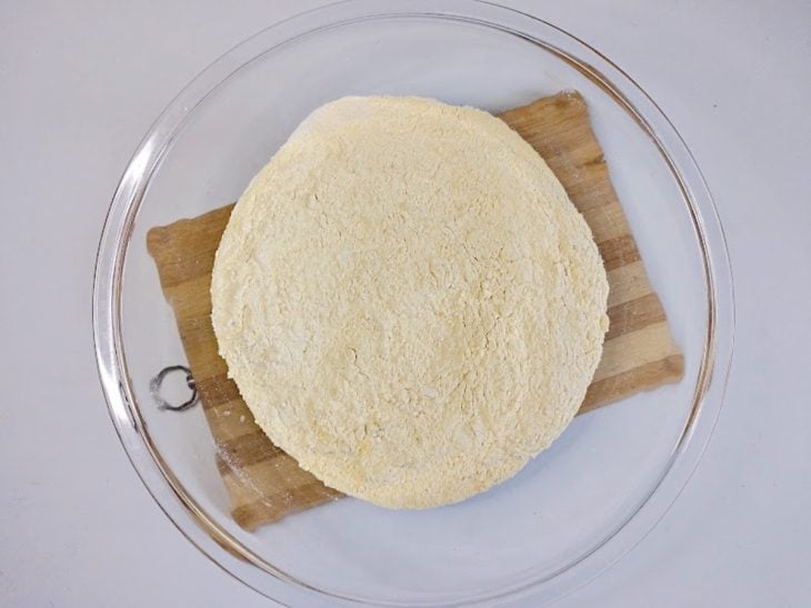 Um recipiente contendo a mistura de fubá, farinha de trigo, açúcar e fermento.