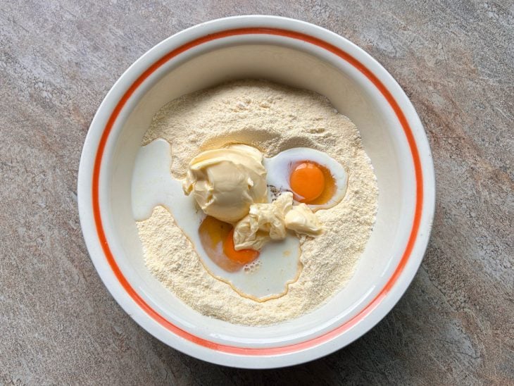 Ovos, margarina e leite adicionados na tigela.