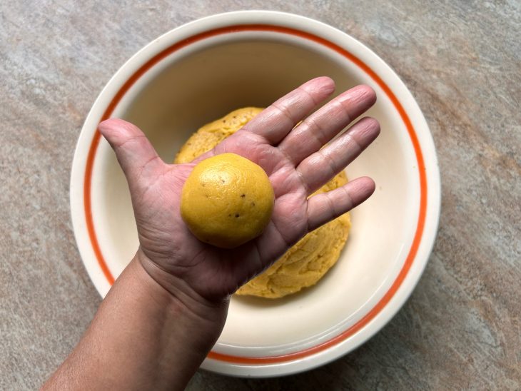 Bolinhas modeladas nas mãos.