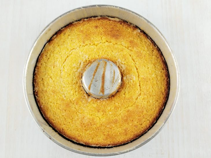 Broa de milho assada na forma.