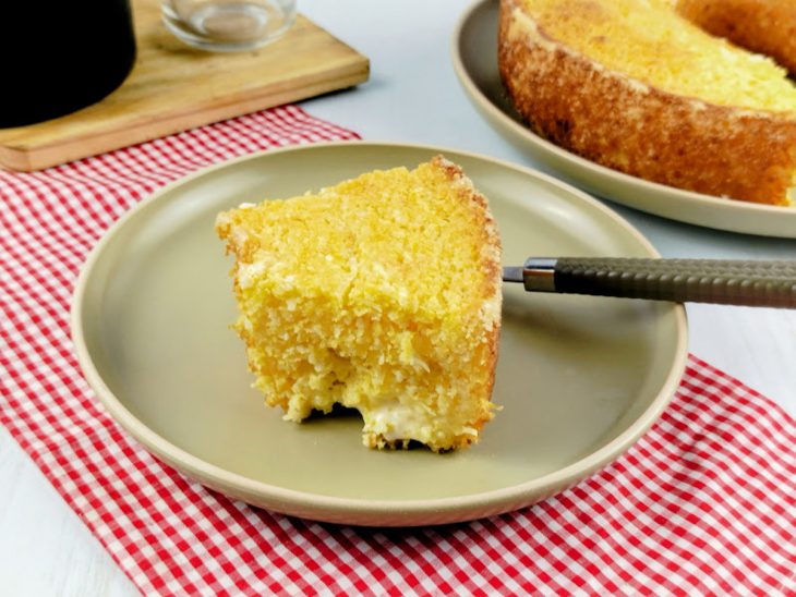 Fatia de broa de milho servida num prato.