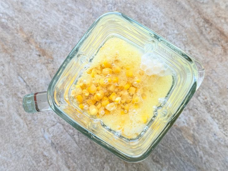 No liquidificador, o milho, os ovos, o leite, o óleo, o açúcar e o sal.