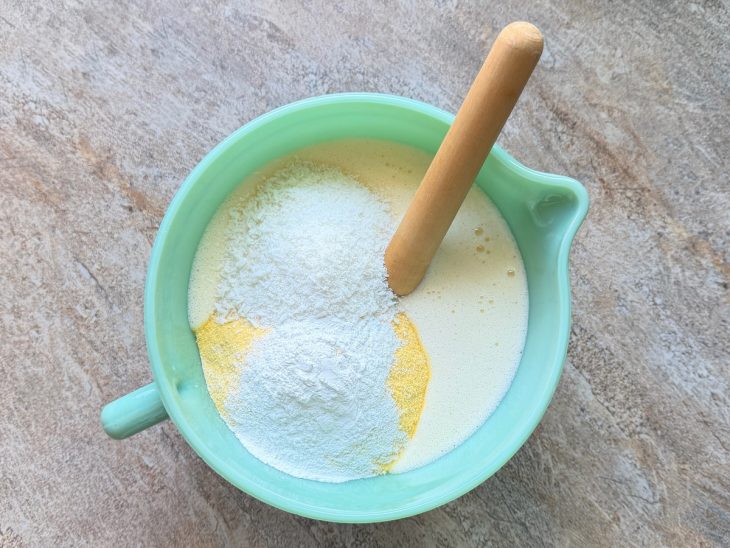 Mistura transferida para tigela com o fubá.