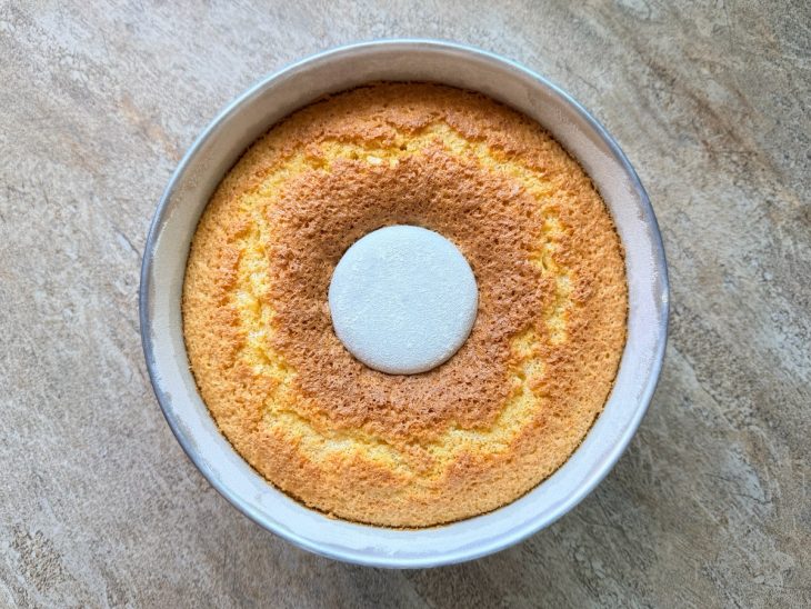 Broa saída do forno, já assada.