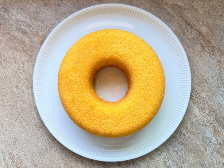 Broa desenformada, em prato.