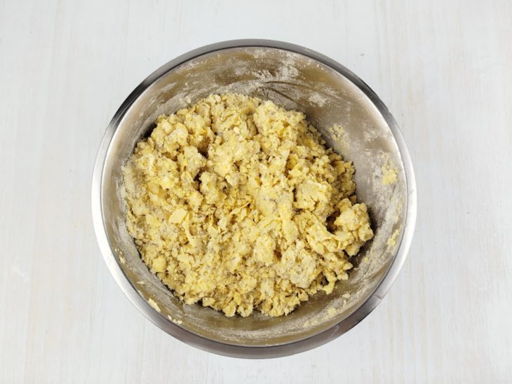 Ovos, manteiga e erva doce misturados nas farinhas.